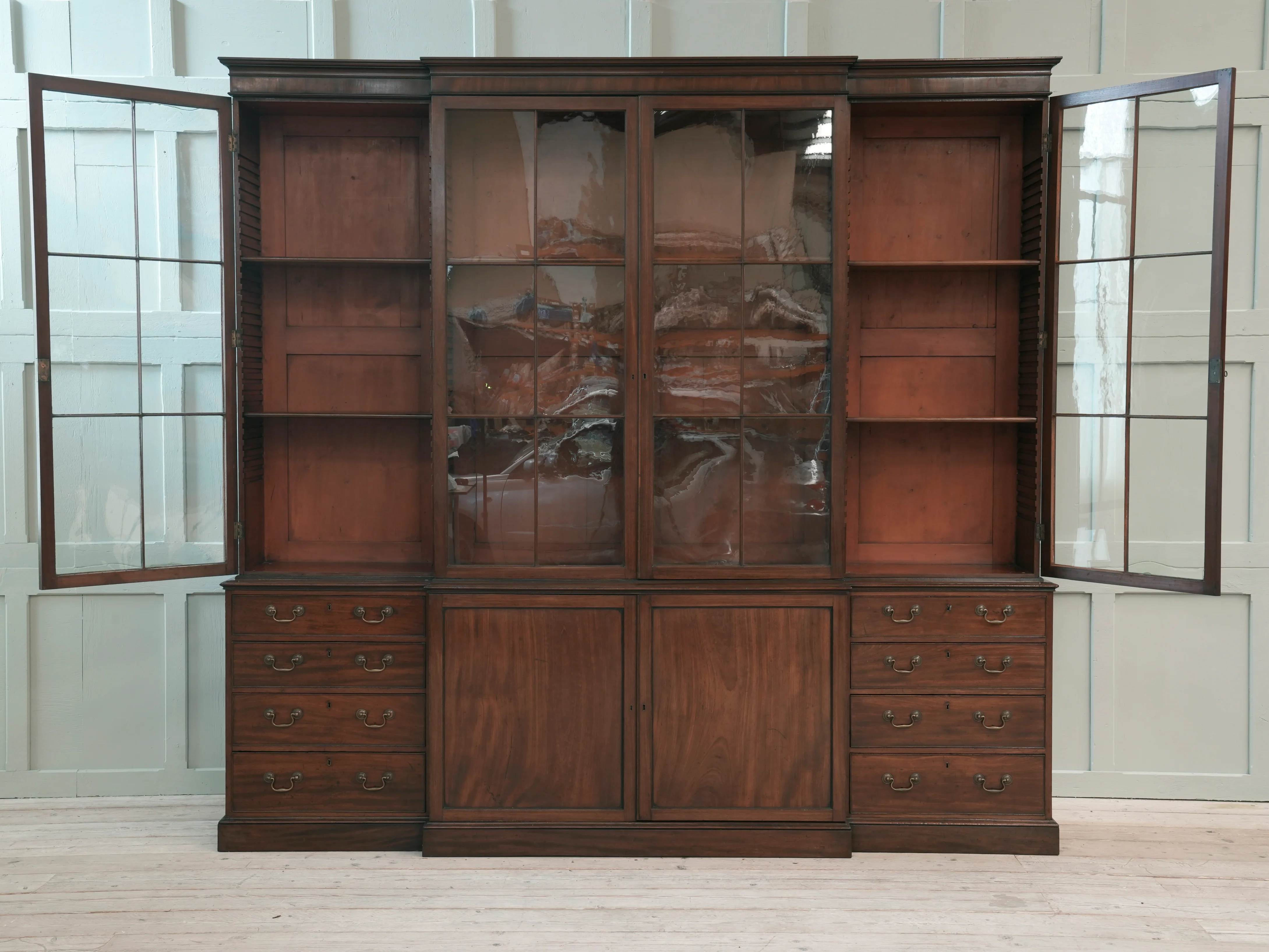 A Large George III Mahogany Breakfront Bookcase - Image 5
