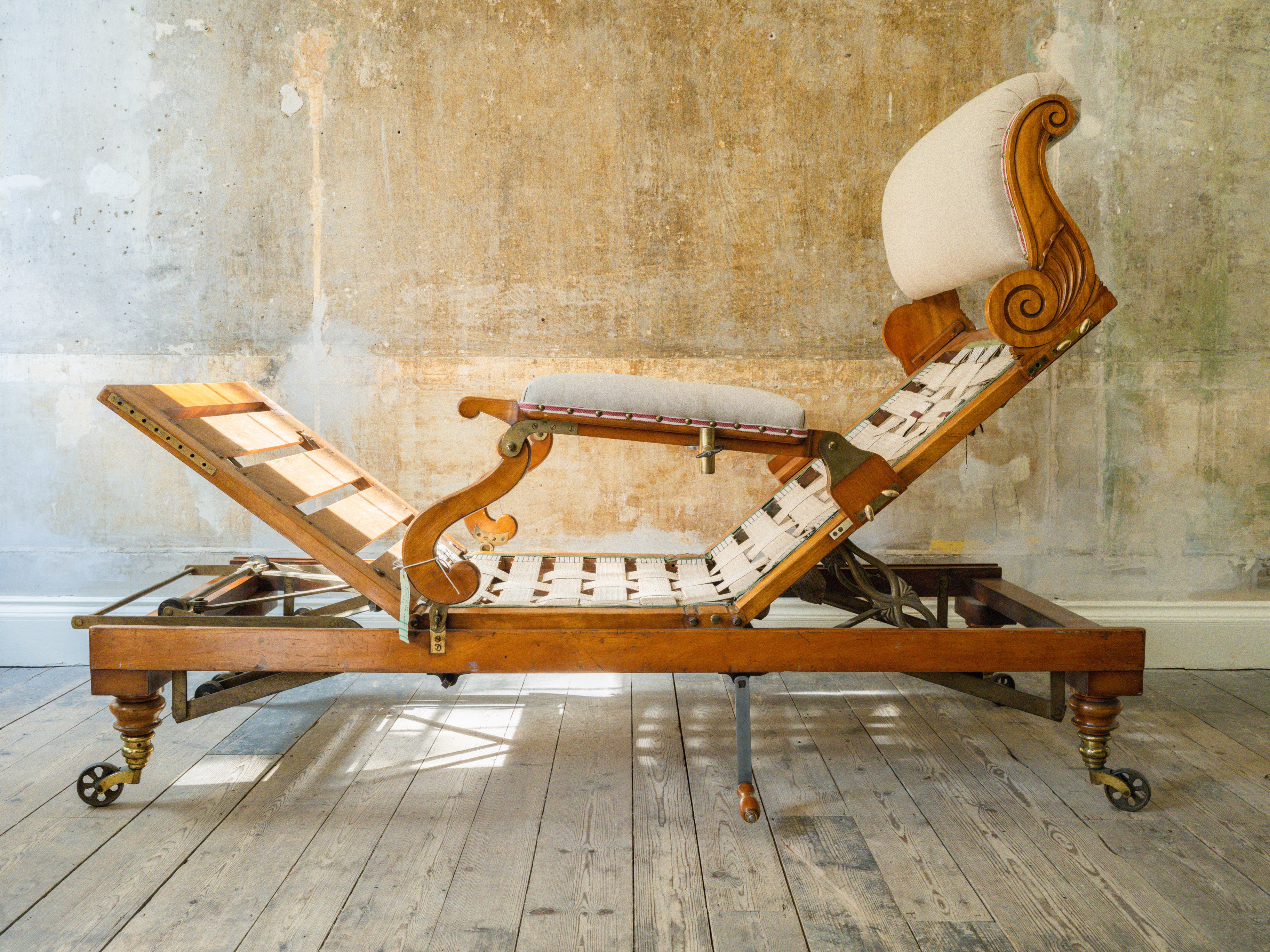 A Large 19th Century Bespoke Day Bed - Image 8