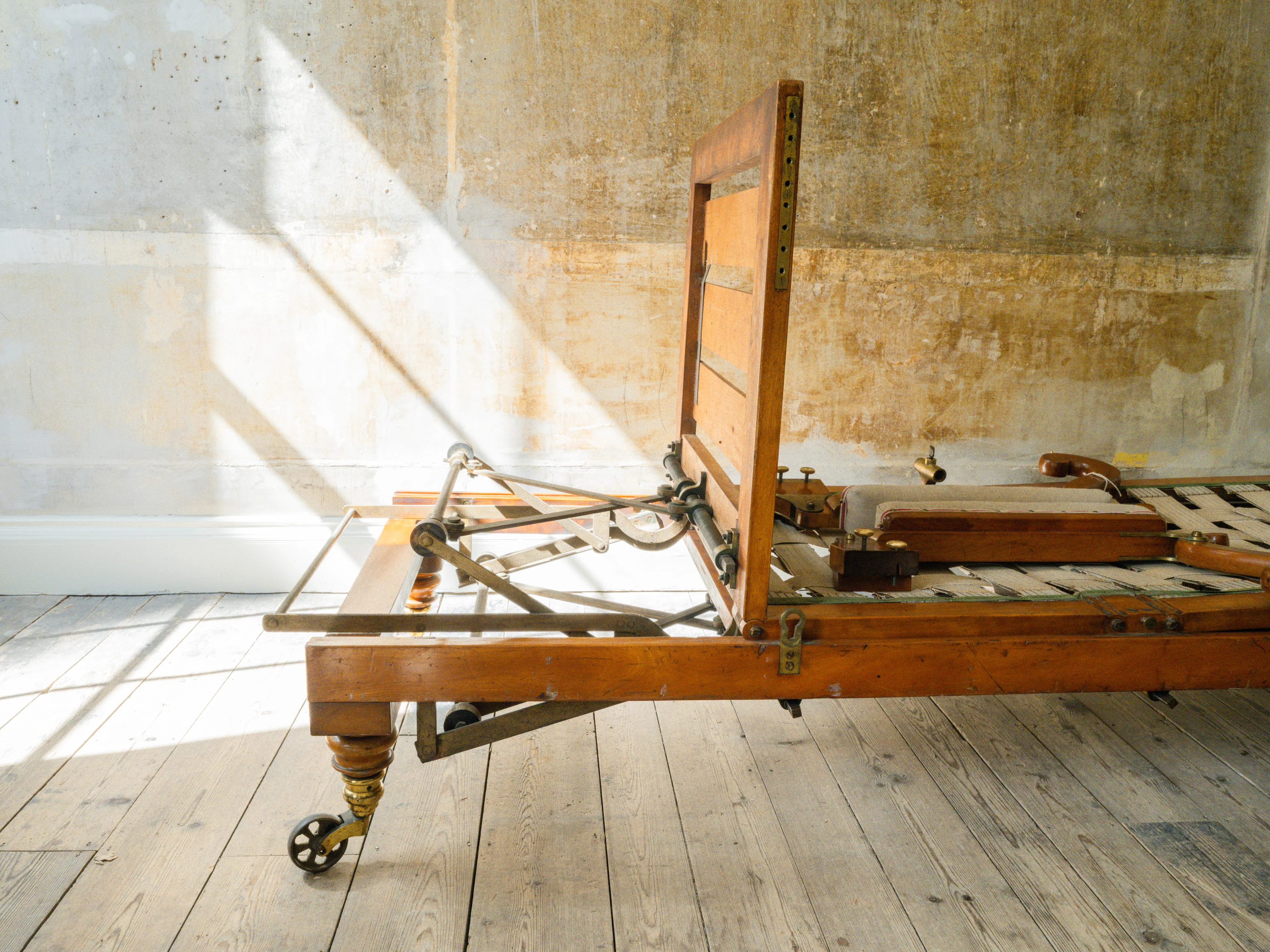 A Large 19th Century Bespoke Day Bed - Image 9