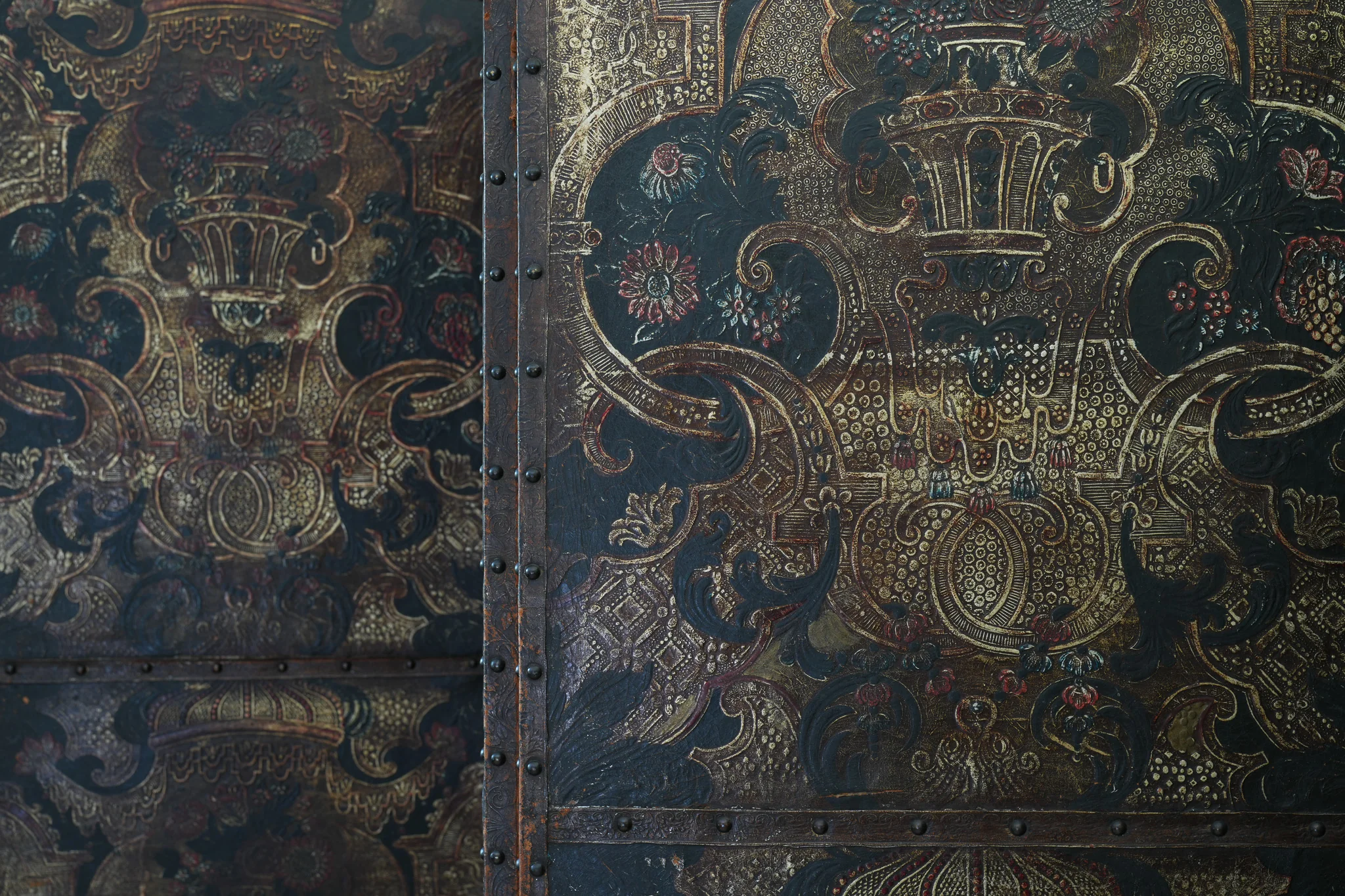 An 18th Century Leather Room Screen - Image 3