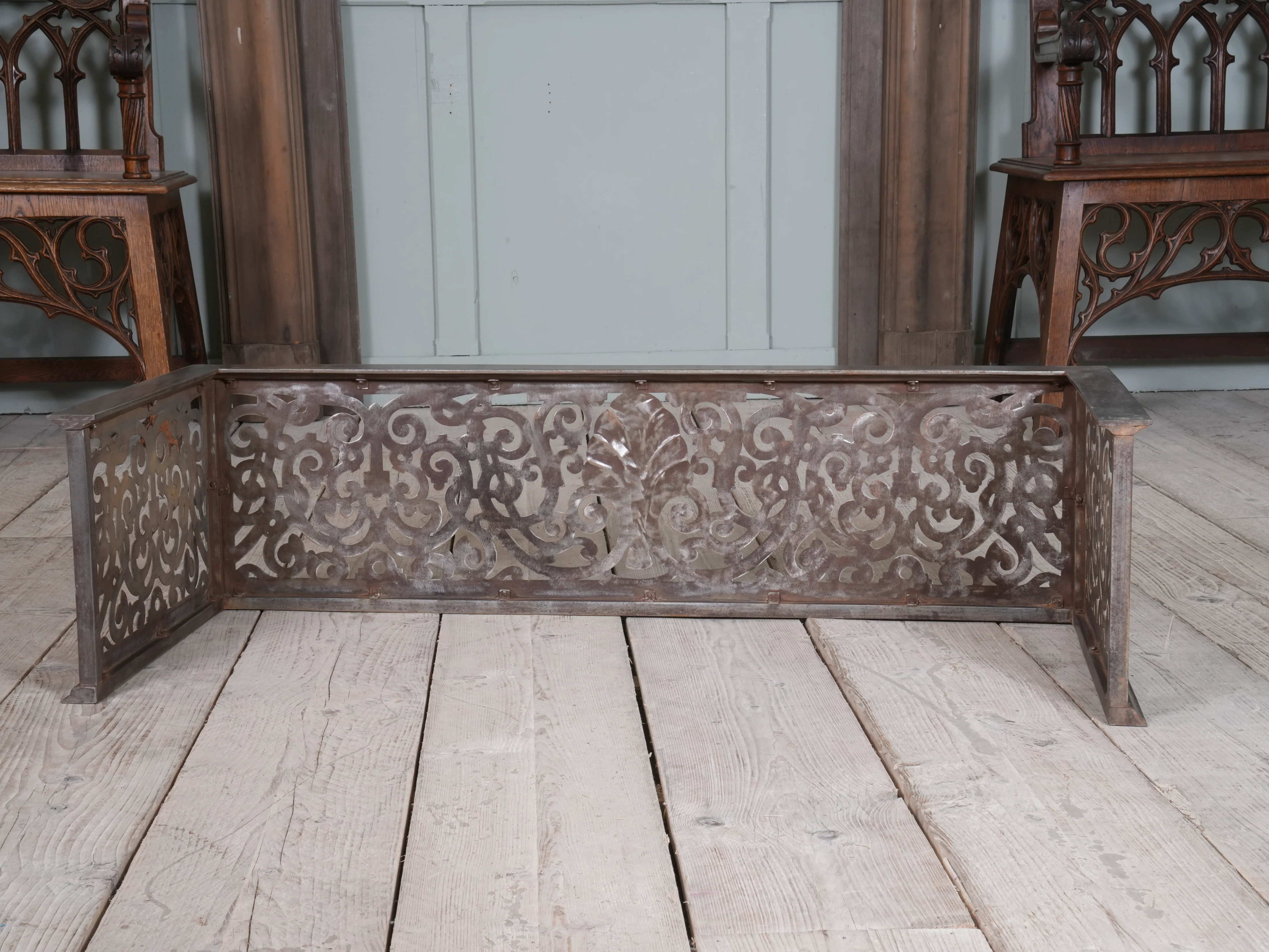 An Edwardian Pierced Steel Fireplace Fender - Image 11