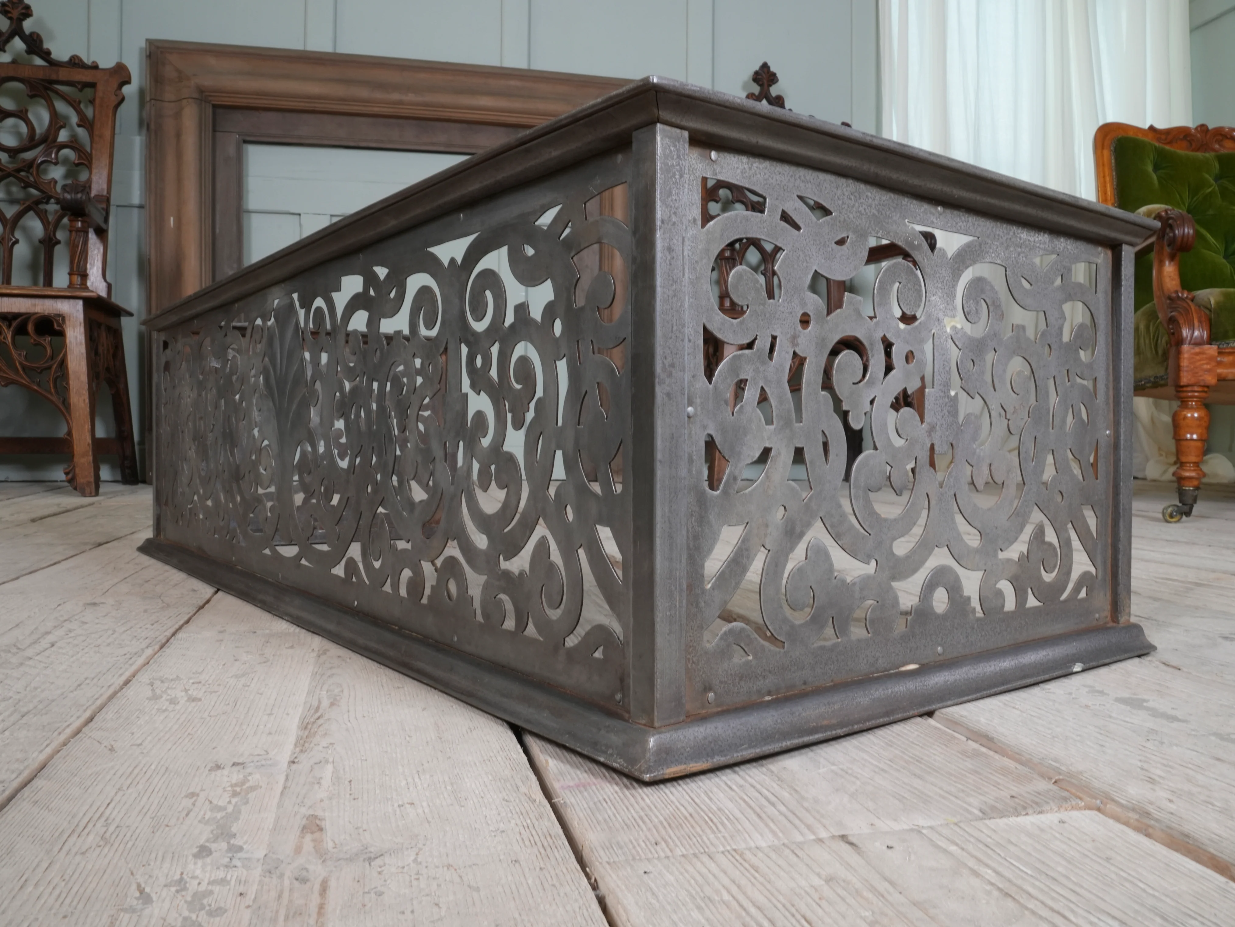 An Edwardian Pierced Steel Fireplace Fender - Image 4