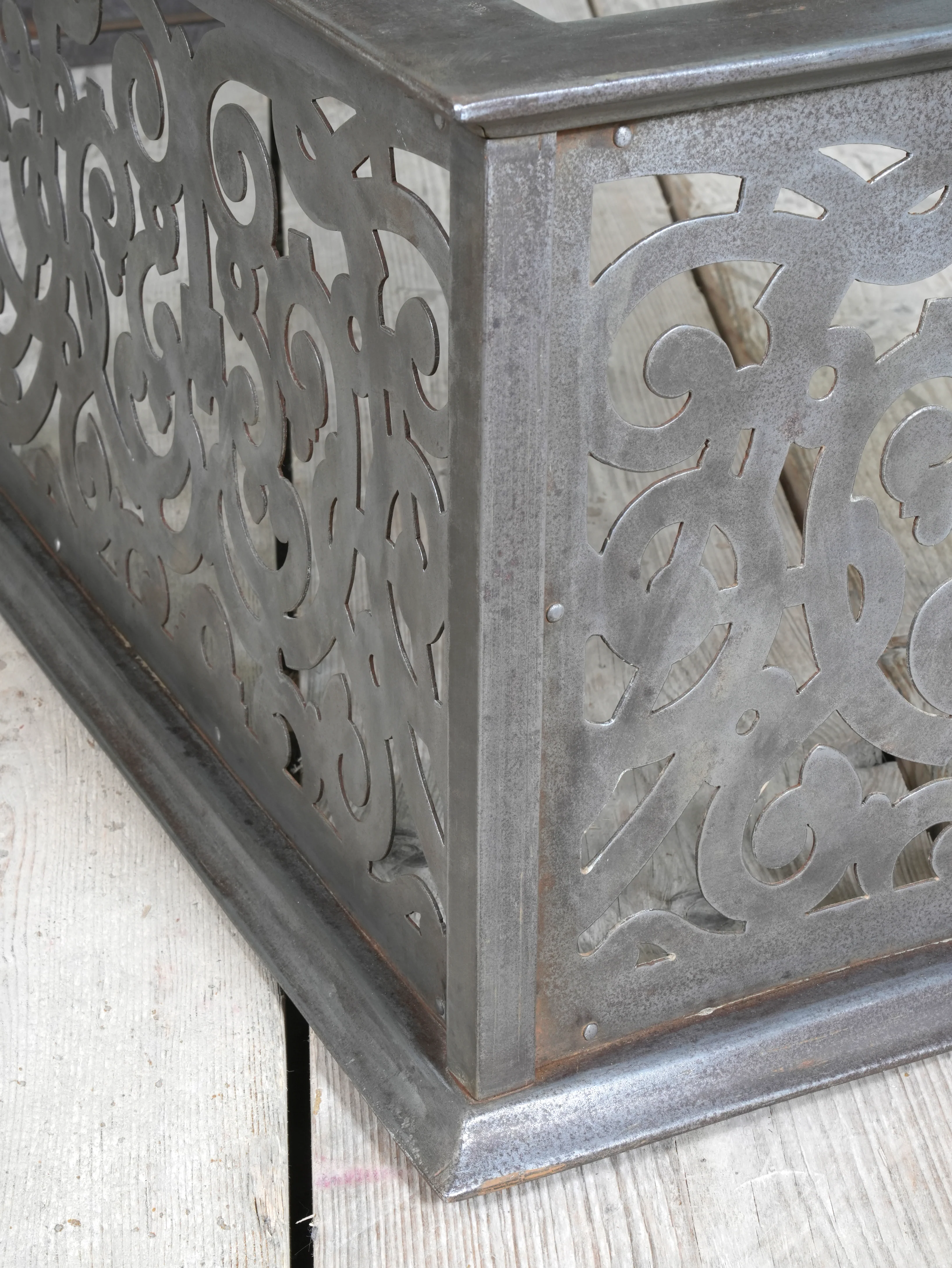 An Edwardian Pierced Steel Fireplace Fender - Image 8