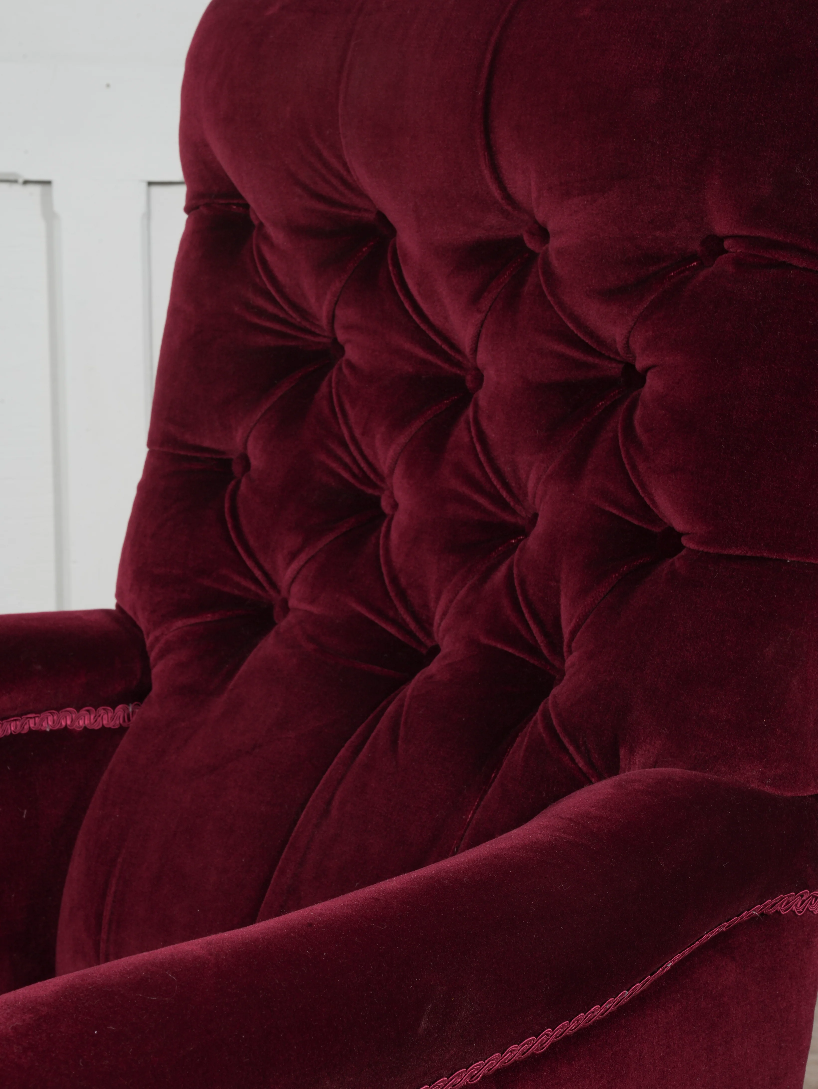A Howard & Sons Buttoned Back Armchair - Image 7