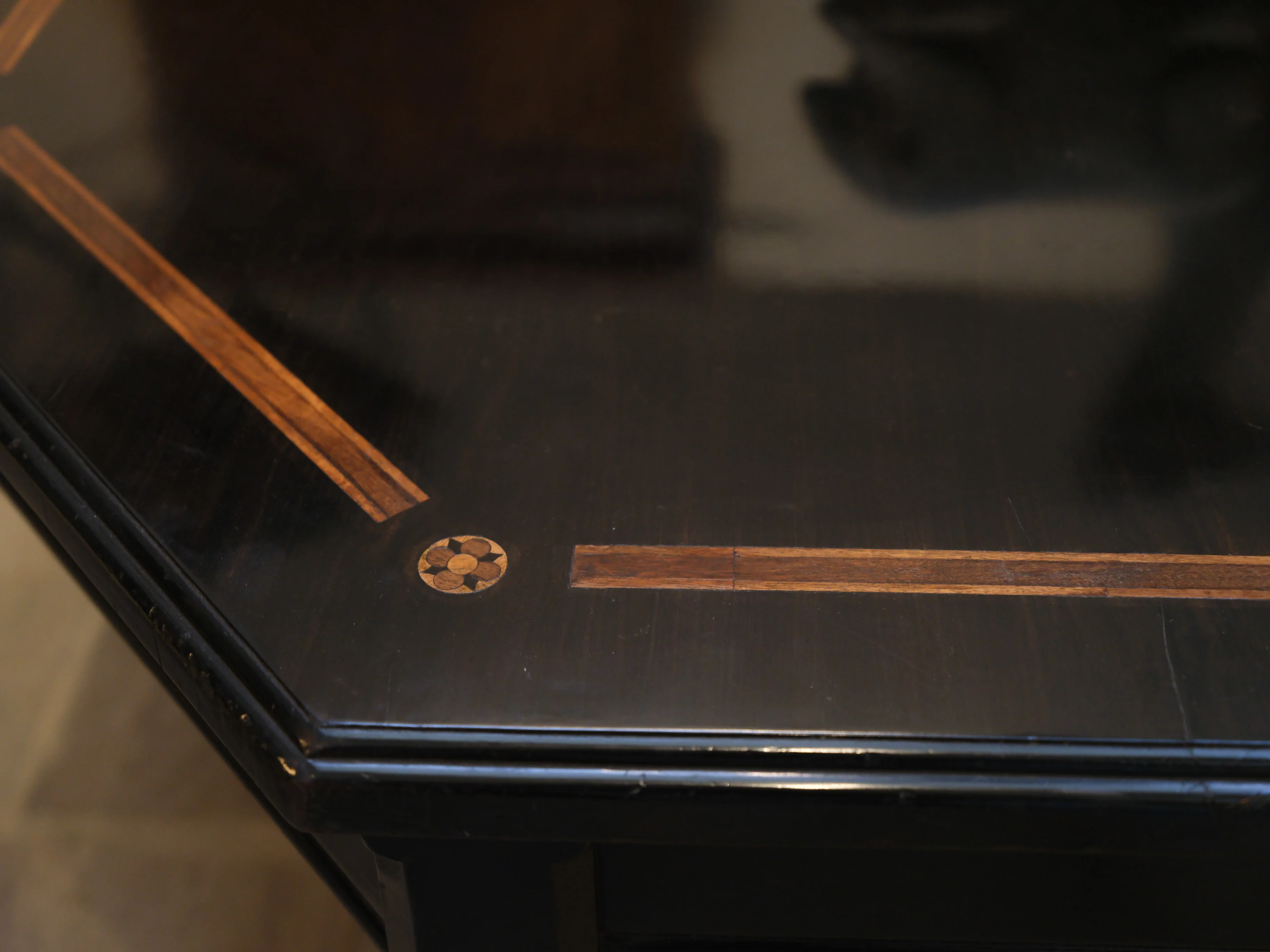 A 19th Century Macassar Ebony Centre Table - Image 6