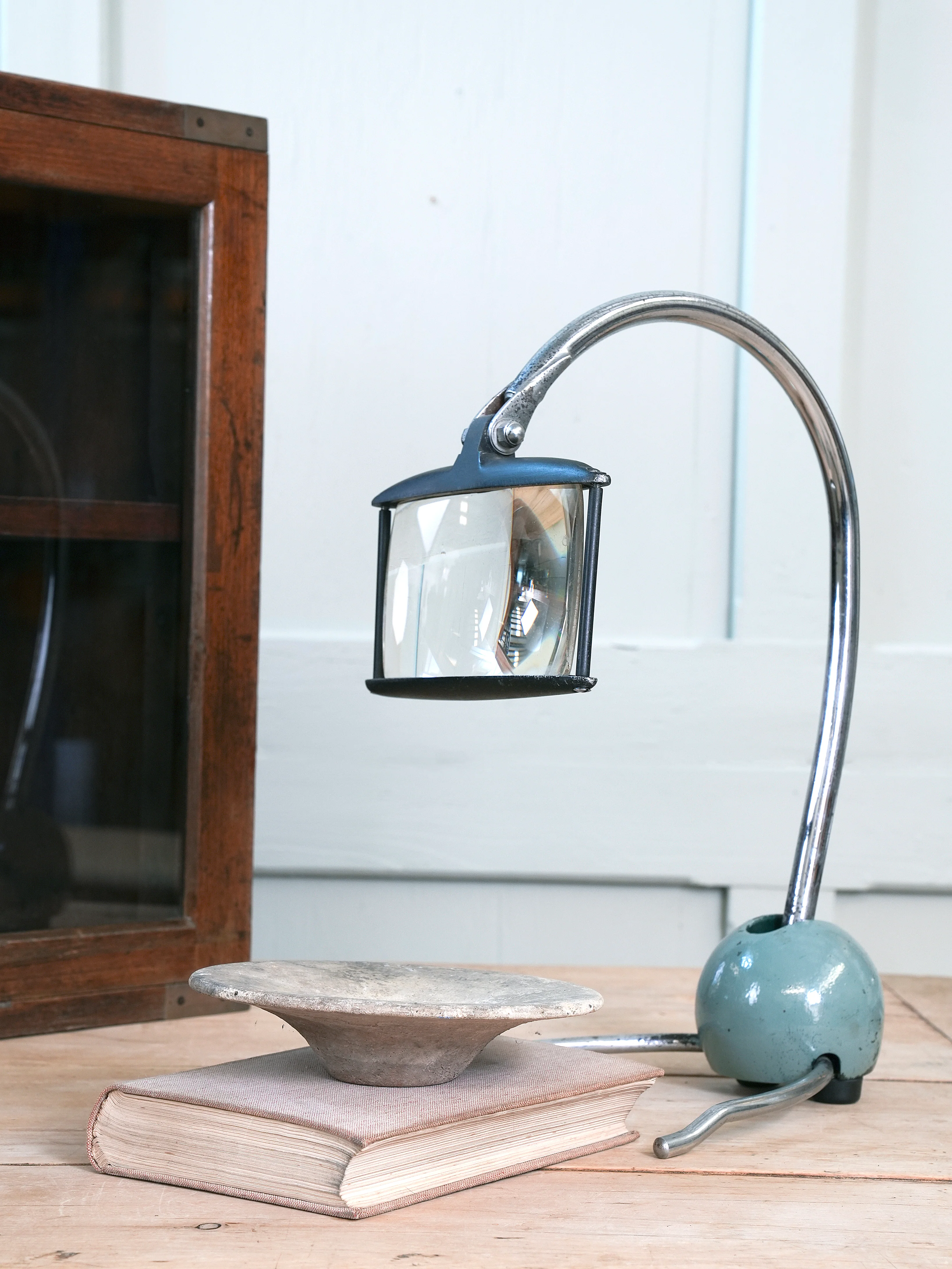 A Desk Magnifying Glass on Stand - Image 8