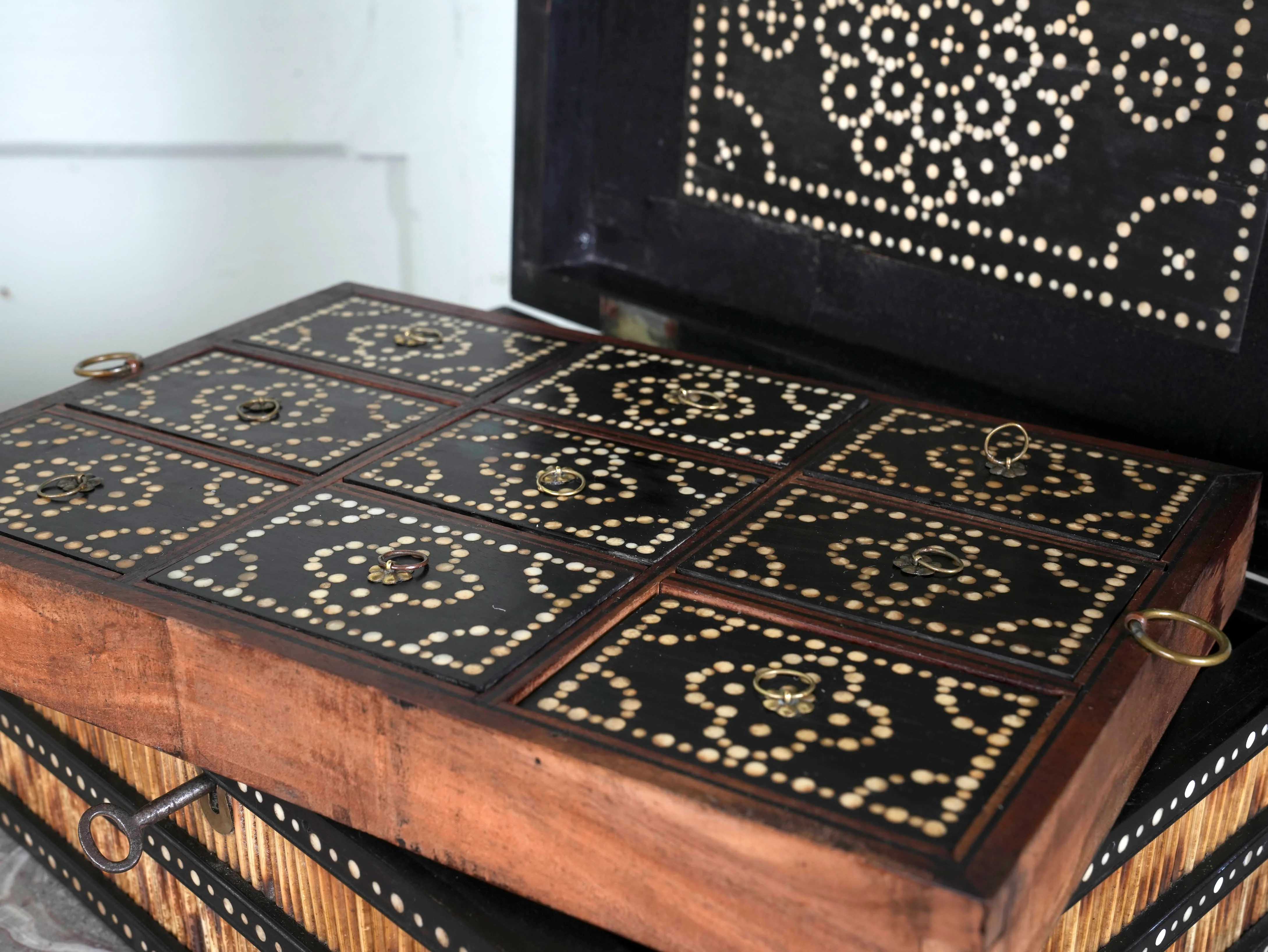 An Anglo Indian Porcupine Quill & Ebony Dressing Table Box - Image 10