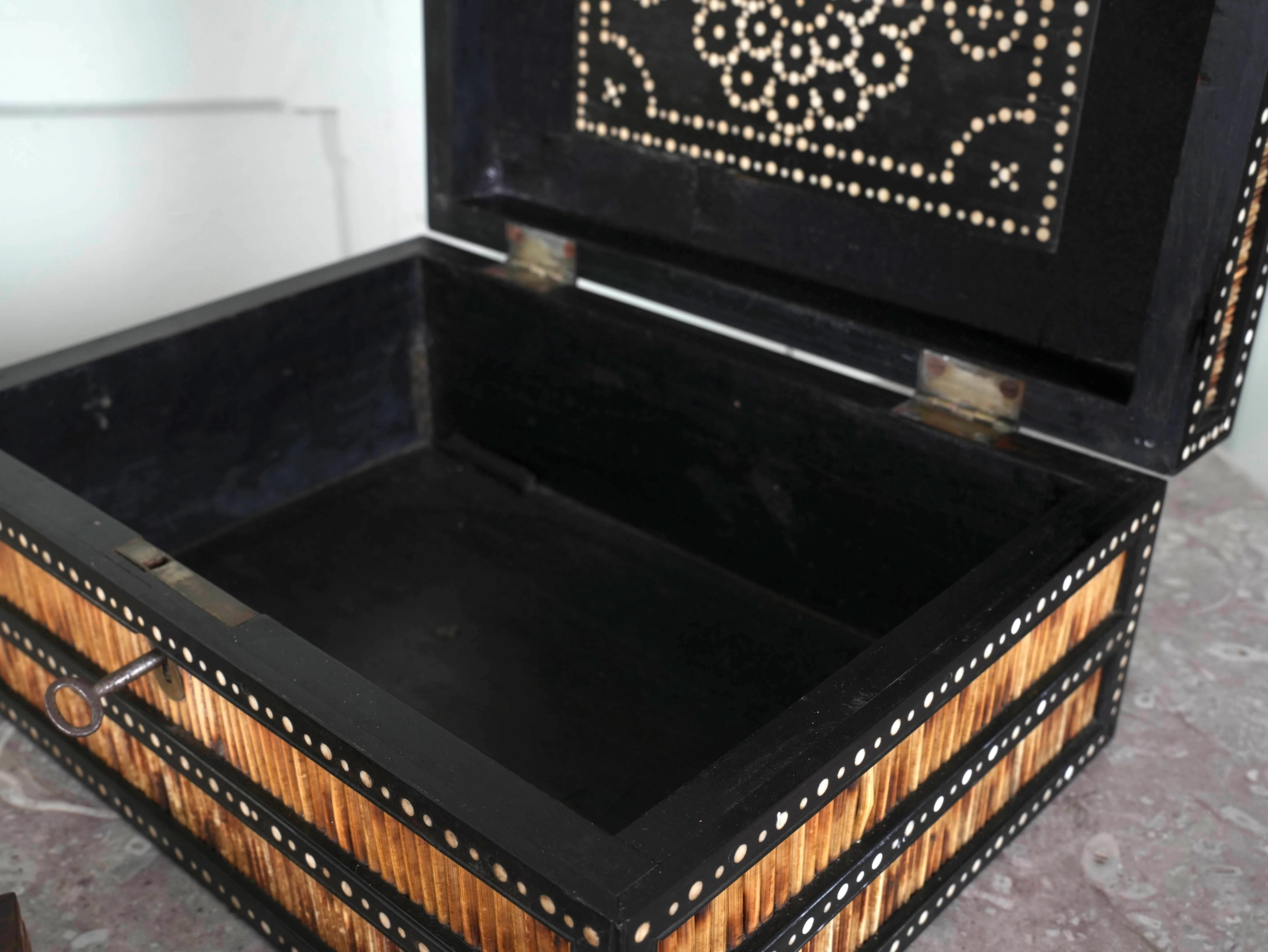An Anglo Indian Porcupine Quill & Ebony Dressing Table Box - Image 11