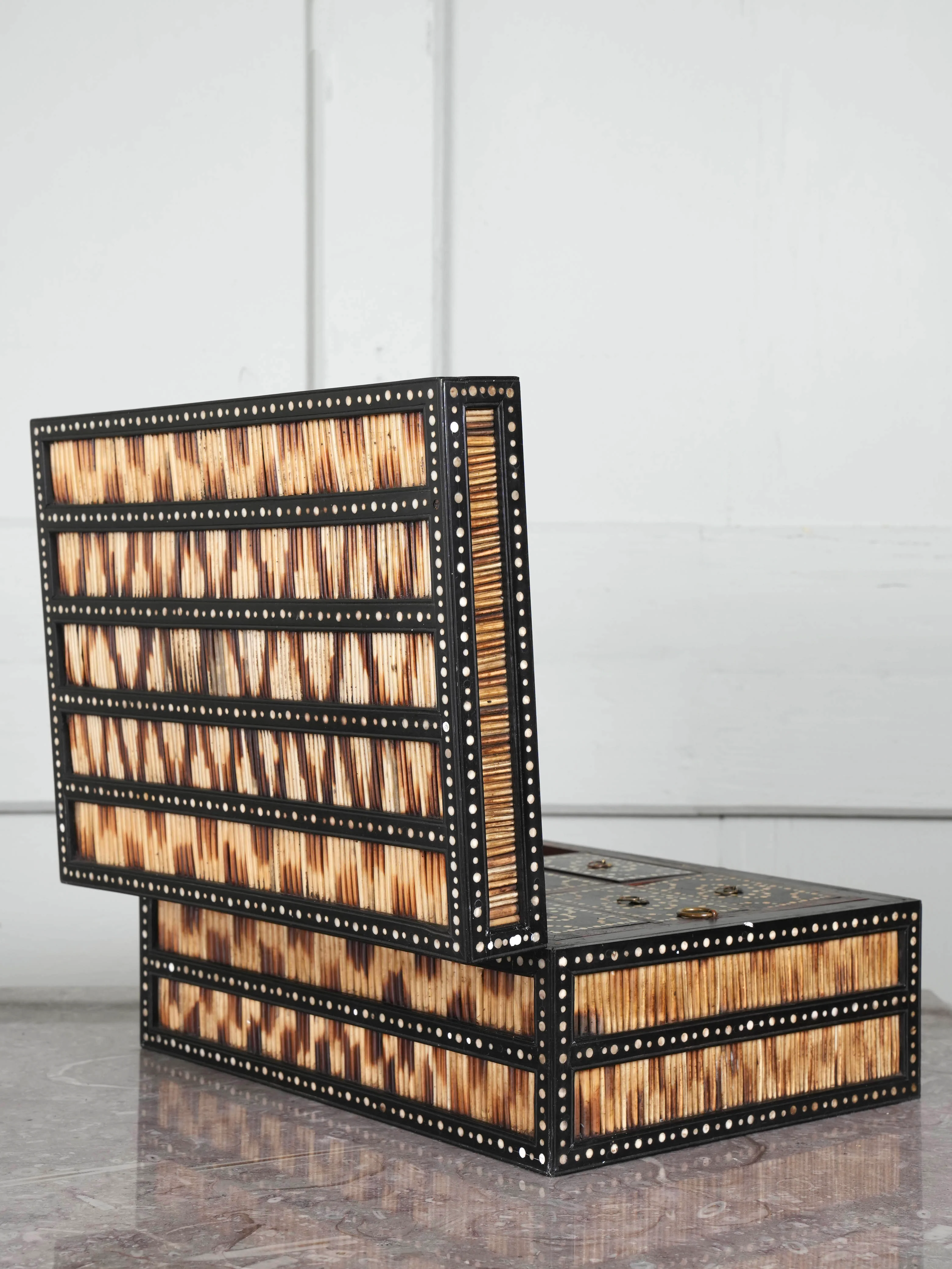 An Anglo Indian Porcupine Quill & Ebony Dressing Table Box - Image 4