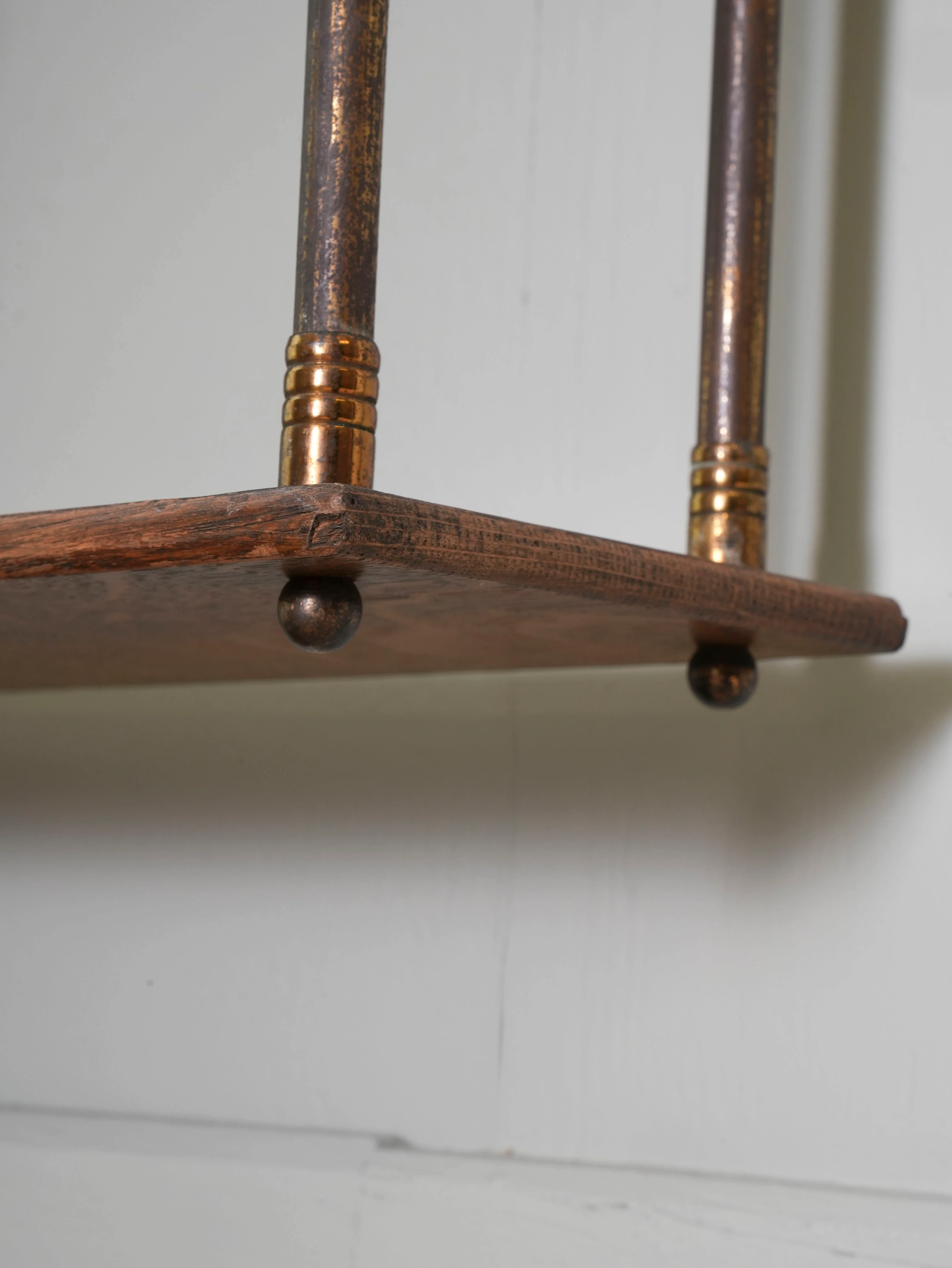 A Pair of Gilt Brass & Oak Hanging Shelves - Image 9