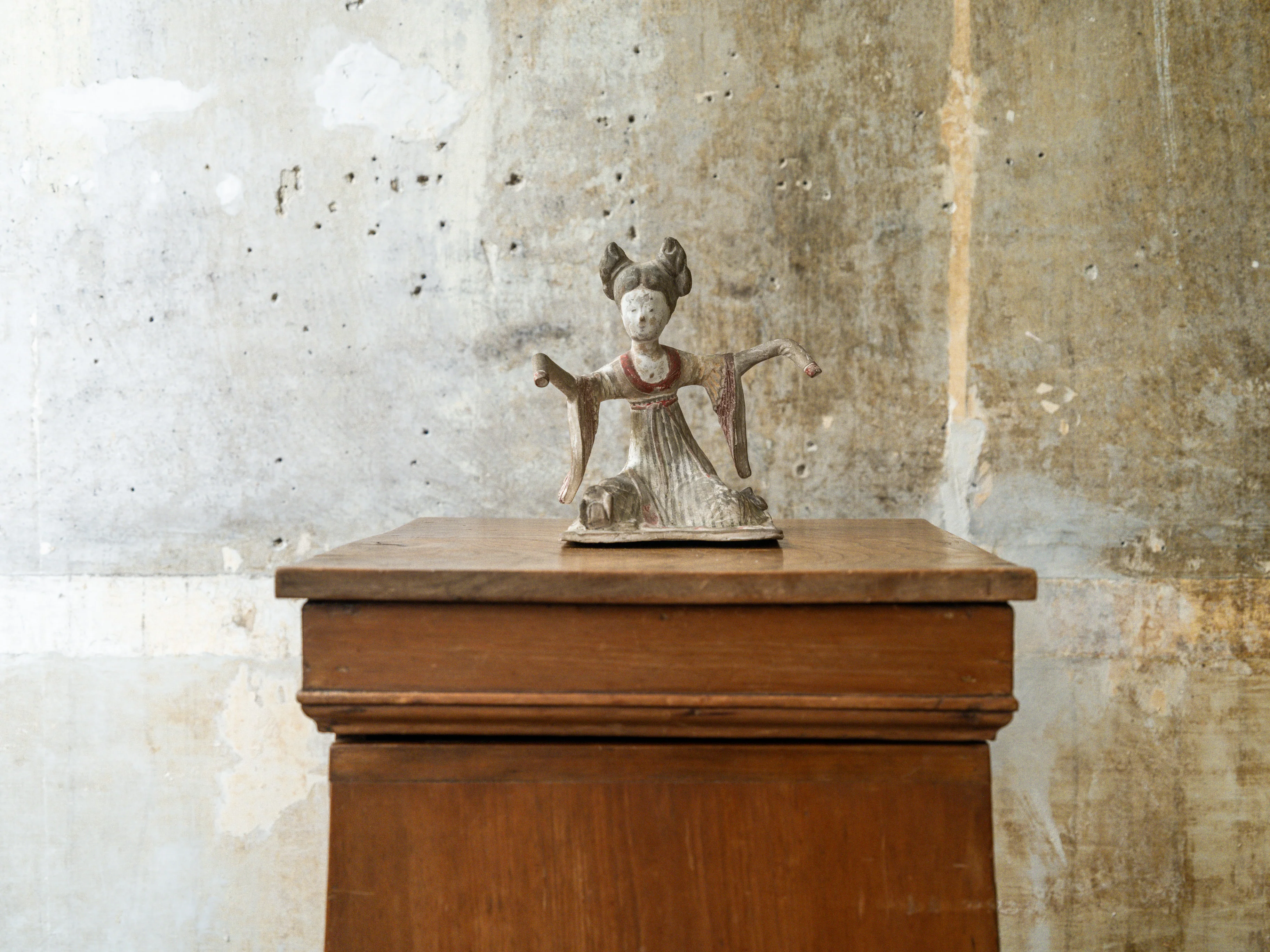 A Tang Dynasty Dancing Tomb Figure - Image 17