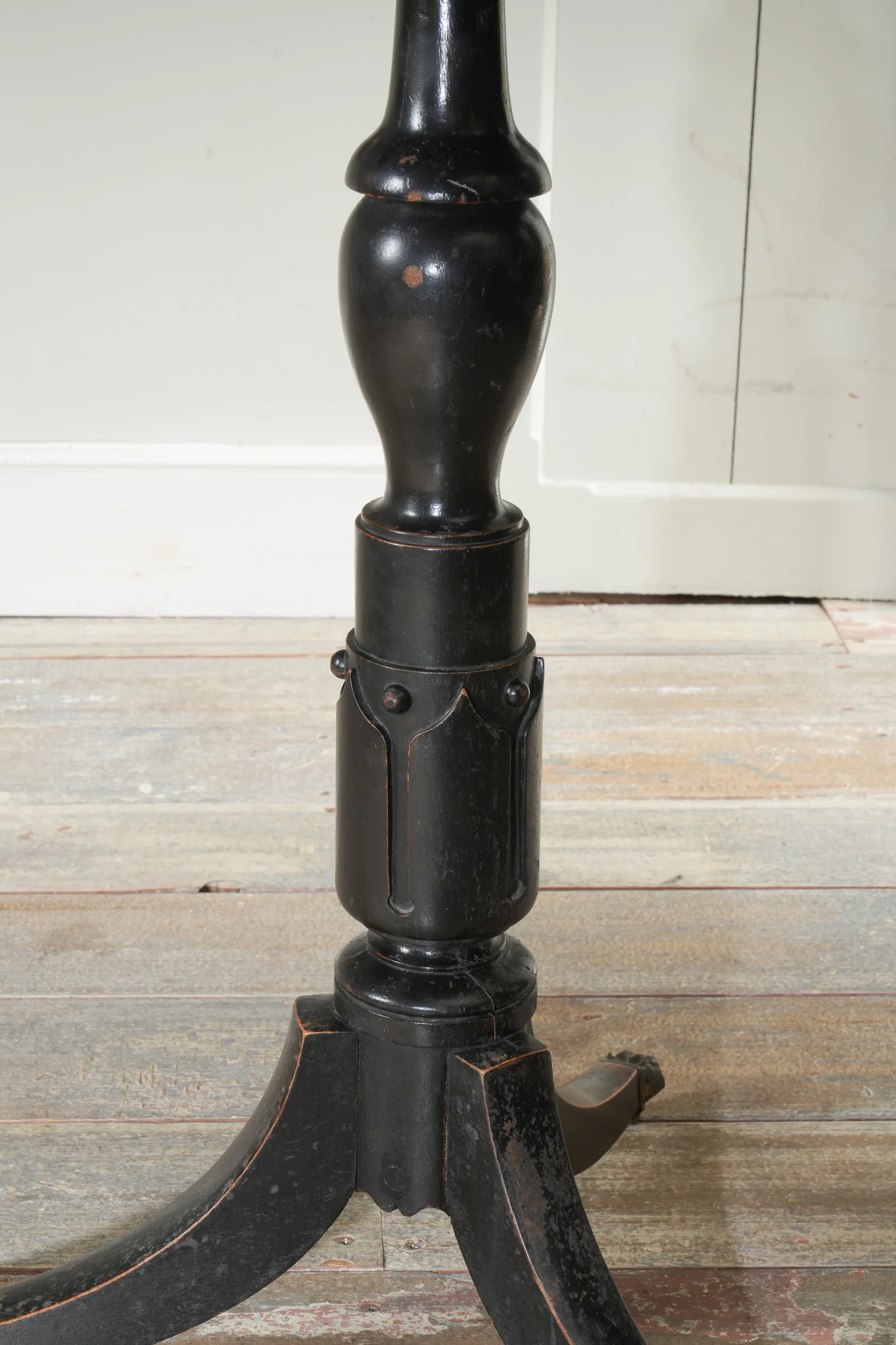A George III Tilt Top Chinoiserie Table - Image 8