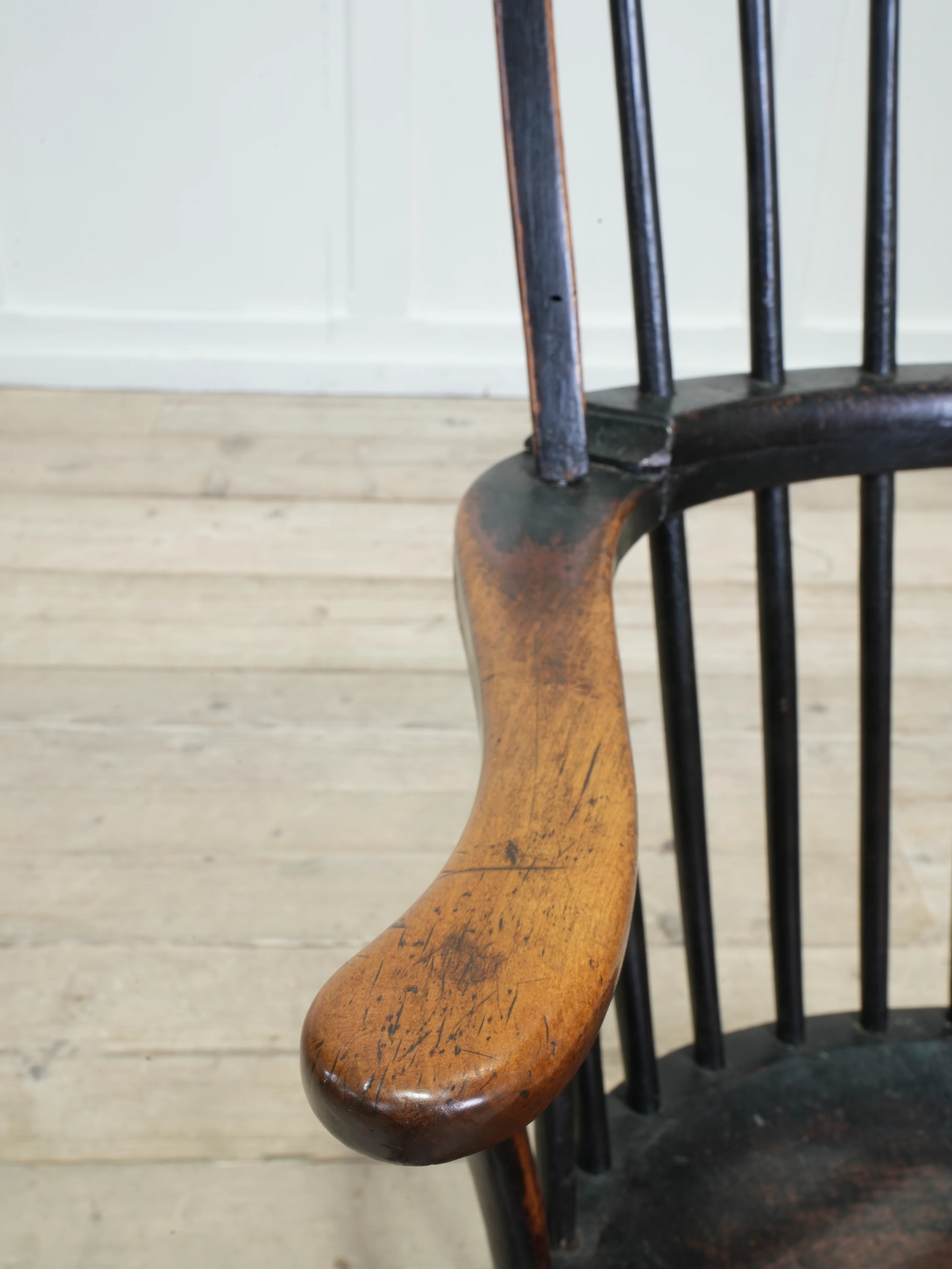 A Late 18th Century Painted Bow Backed Windsor Armchair - Image 10